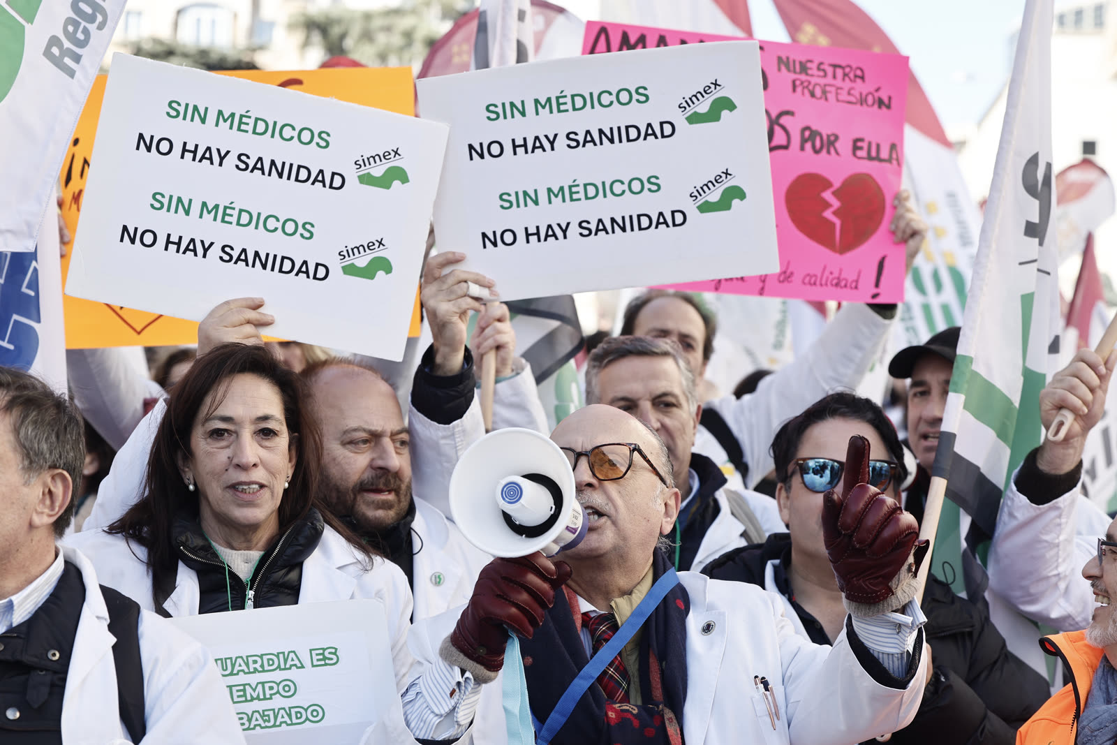 Medici in sciopero con cartelli contro la riforma dell'Estatuto Marco — doppio sciopero Canarie 30 aprile 2026