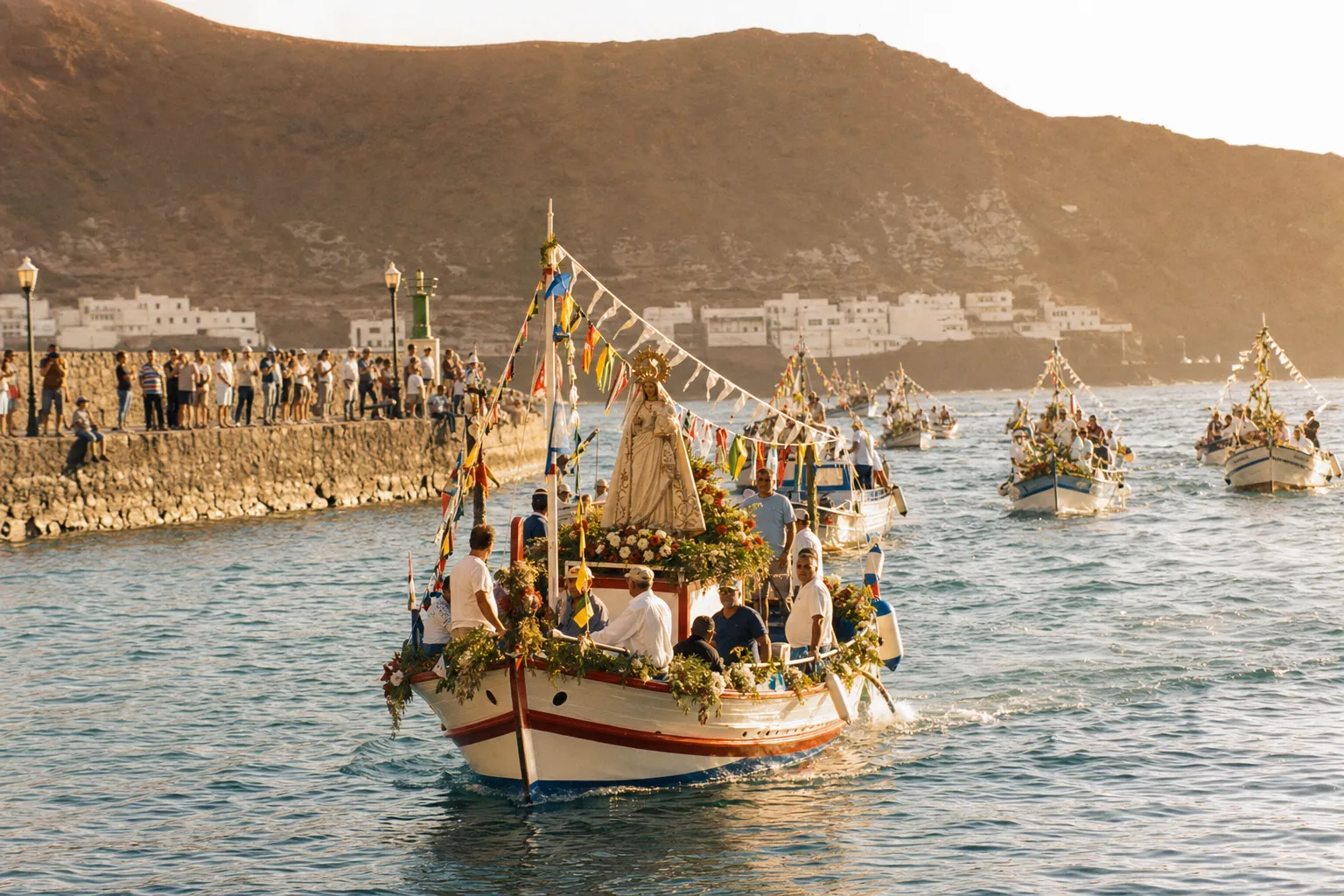 Ilustración de la Fiesta del Carmen con una procesión de barcos pesqueros engalanados en el mar, una barca central con la imagen de la Virgen, y los tres lugares citados abajo — La Isleta, Arguineguín y Puerto Mogán