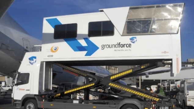 Groundforce-Fahrzeug auf dem Vorfeld eines kanarischen Flughafens