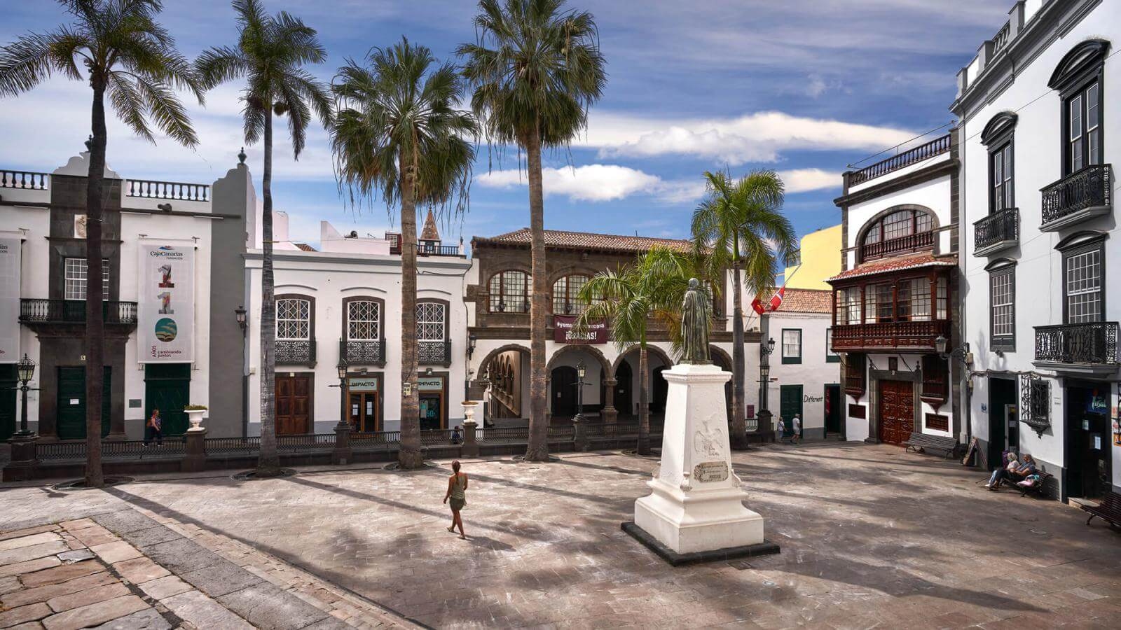 Santa Cruz de La Palma mit Flughafen-Blick — Iberia Express verdoppelt Madrid-Flüge Sommer 2026