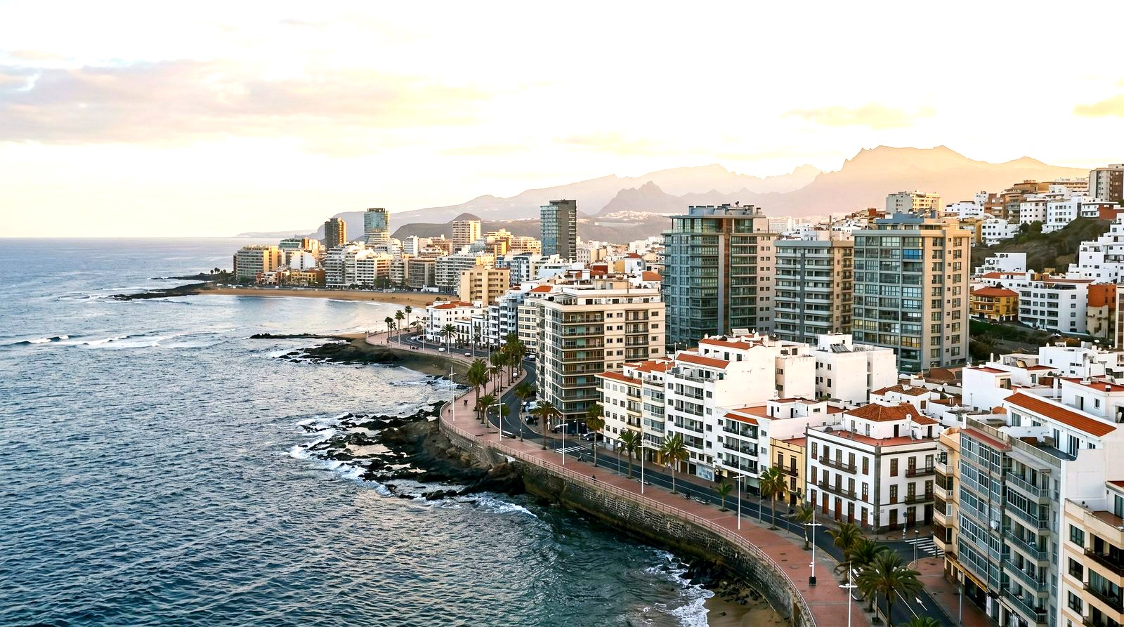 Küste und Apartmentgebäude in Las Palmas de Gran Canaria — Immobilien-Pillar 2026