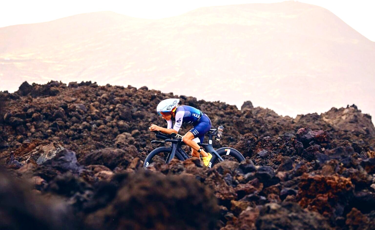 IRONMAN Lanzarote 2026 — costa cerca de Club La Santa con Timanfaya al fondo