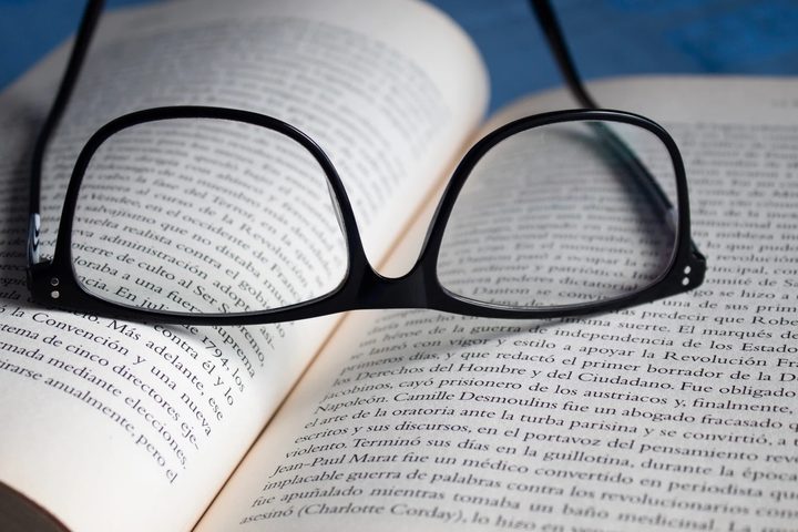 Kanarisches Spanisch — Buch mit Brille