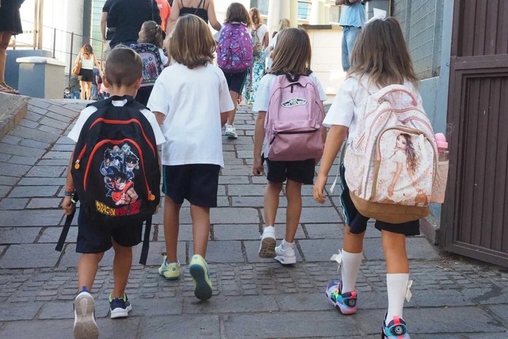 Bambini in età scolare con zaini in spalla sulla strada per la scuola nelle Isole Canarie