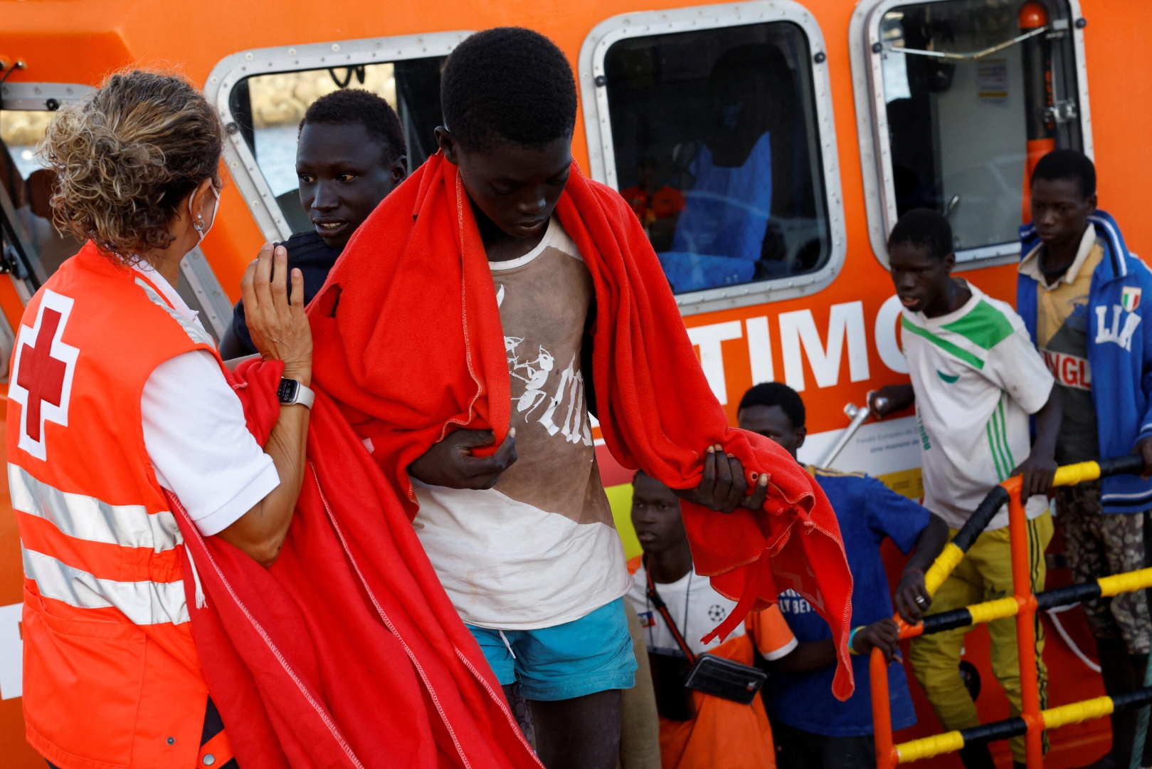 Llegada a la costa canaria — Salvamento Marítimo en acción