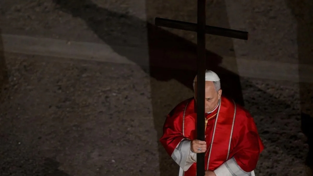 El papa León XIV con una cruz