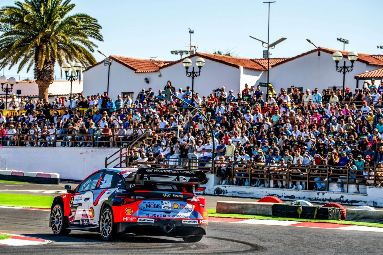 Rallye-Wagen auf kanarischer Strecke — 50. Rally Islas Canarias 2026