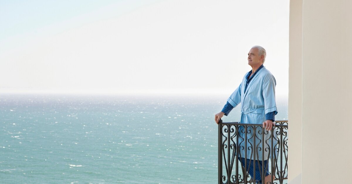 Rentner auf einem Balkon mit Meerblick auf den Kanaren — Symbolbild für Pension und Lebenshaltungskosten 2026