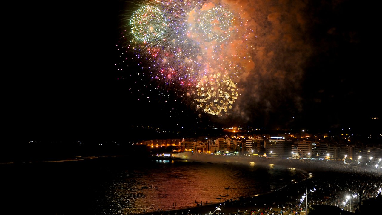 Noche de San Juan Gran Canaria — hogueras y fuegos artificiales en la playa