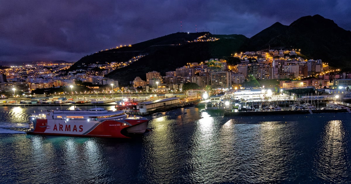 Hafen Santa Cruz de Tenerife abends mit Kreuzfahrtschiffen — Q1 2026 mit 559.493 Kreuzfahrtgästen, +12 Prozent