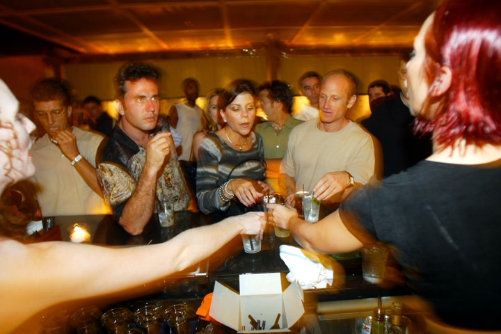 Bar lleno de clientes