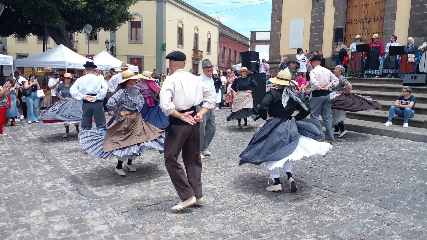 Baile folclórico ante la Iglesia Matriz con faldas al vuelo