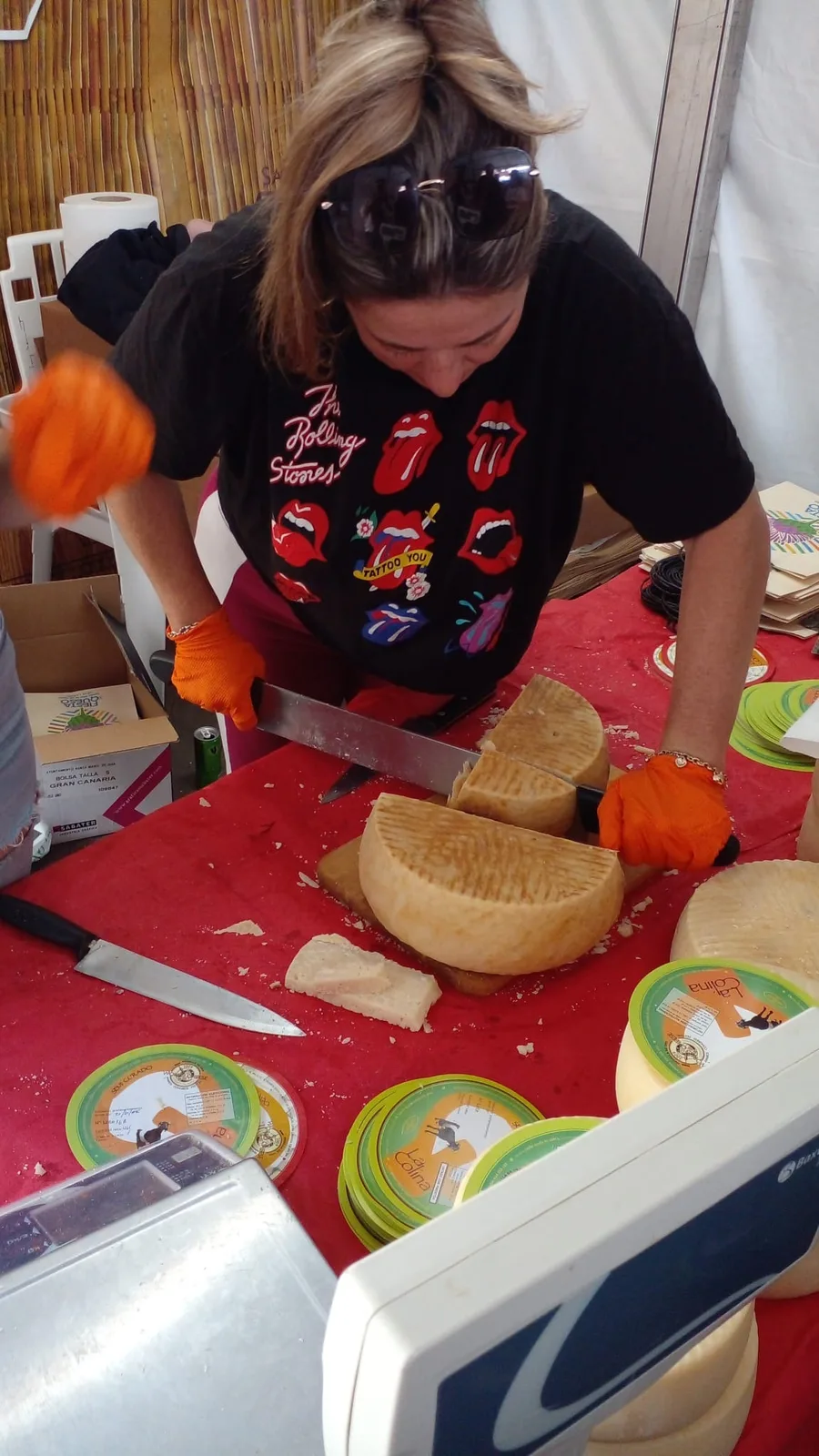 Quesera en Guía parte una pieza de Queso de Flor en porciones precisas con un cortador de hilo